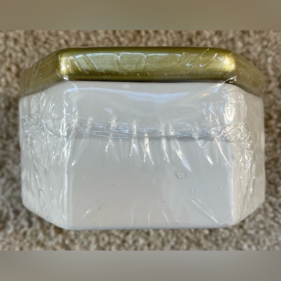 NIP Porcelain Queen Bee Gilded Jewelry Trinket Box White & Gold Hexagonal - Picture 3 of 4